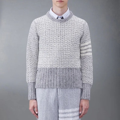 톰브라운 SS24 클래식 포바 울 모헤어 크루넥 스웨터 그레이 MKA489A-Y1506-055 Lookbook 톰브라운 SS24 클래식 포바 울 모헤어 크루넥 스웨터 그레이 MKA489A-Y1506-055