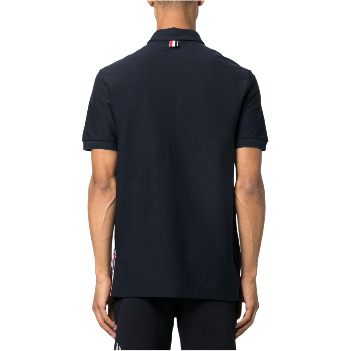 Purchase THOM BROWNE SS24 Polo Clásico a Rayas Azul Marino. MJP196A-J0138-415