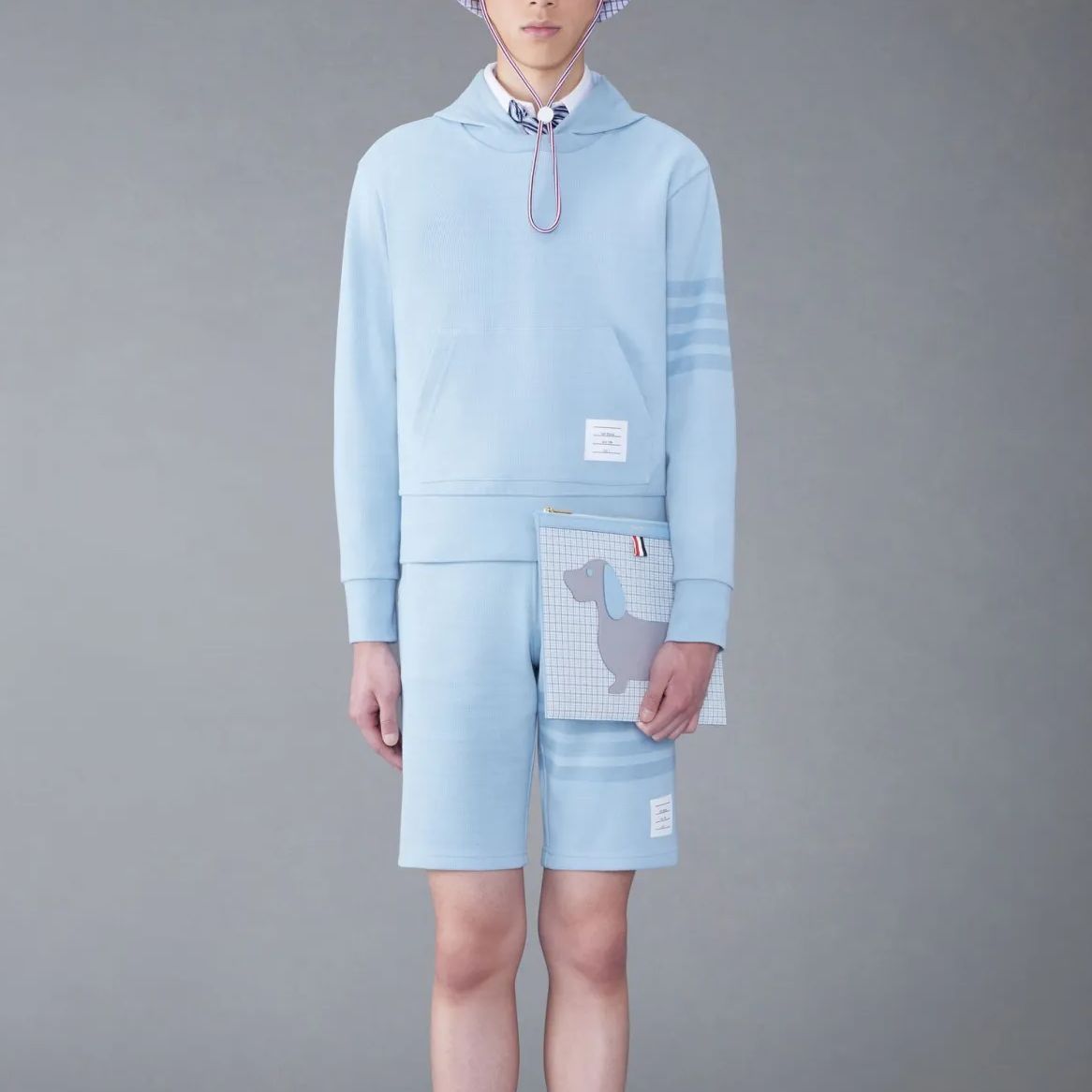 Lookbook Sudadera Thom Browne SS24 Ether Blue Serie Año Nuevo con Logo de 4 Rayas. MJT414A-J0051-480