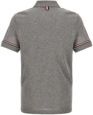 トムブラウン SS24 グレーポロシャツ カフストライプディテール付き. MJP193A-J0129-035 Lookbook トムブラウン SS24 グレーポロシャツ カフストライプディテール付き. MJP193A-J0129-035