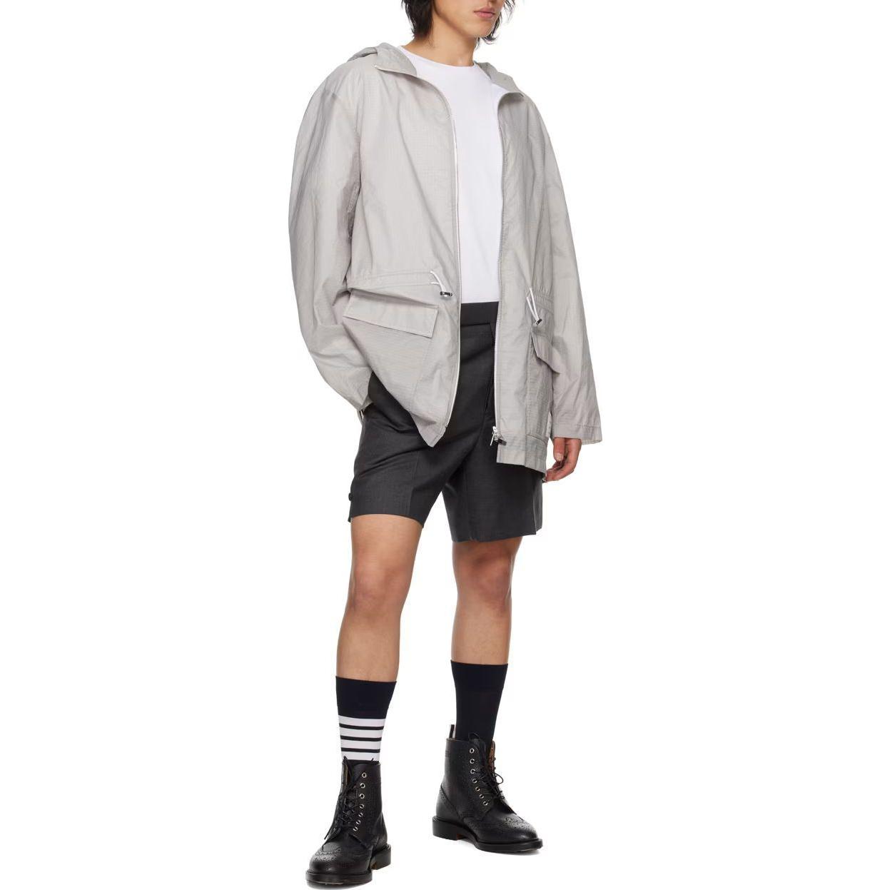 Purchase トム・ブラウン SS24 グレー ジップアップ フーディー ジャケット - ソリッドカラー、ルーズフィット。 MJT418A-F0517-055