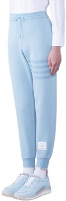 톰브라운 SS24 라이트 블루 4-바 로고 니트 조거 팬츠. MJQ160A-J0051-480 Lookbook 톰브라운 SS24 라이트 블루 4-바 로고 니트 조거 팬츠. MJQ160A-J0051-480