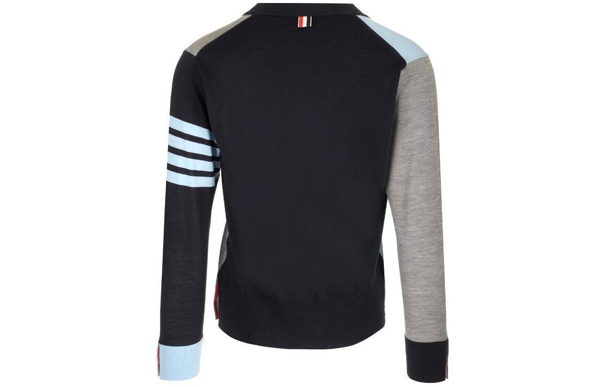 Lookbook 톰 브라운 SS24 메리노 울 V넥 가디건, 4-스트라이프 그레이 블루. MKC002F-Y1014-480