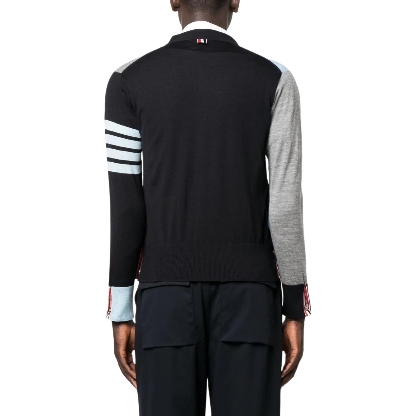 Purchase 톰 브라운 SS24 메리노 울 V넥 가디건, 4-스트라이프 그레이 블루. MKC002F-Y1014-480