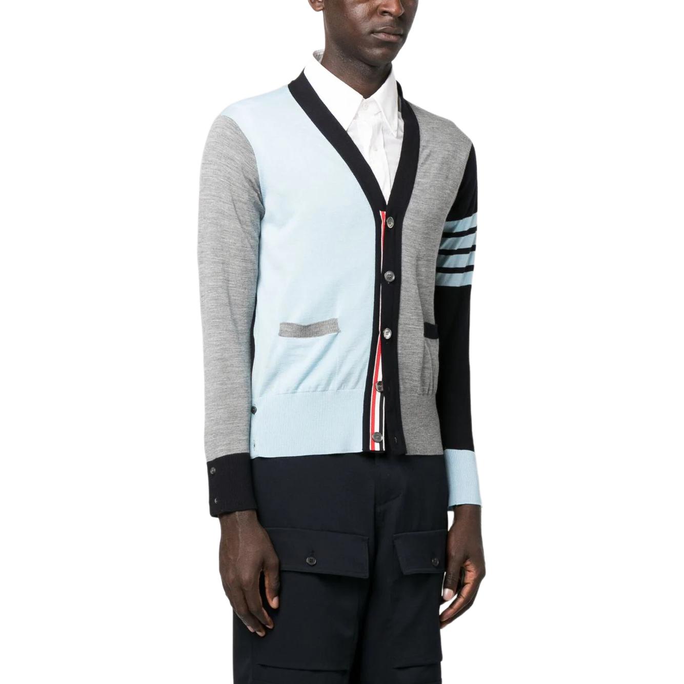 Details for 톰 브라운 SS24 메리노 울 V넥 가디건, 4-스트라이프 그레이 블루. MKC002F-Y1014-480