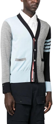 톰 브라운 SS24 메리노 울 V넥 가디건, 4-스트라이프 그레이 블루. MKC002F-Y1014-480 Details for 톰 브라운 SS24 메리노 울 V넥 가디건, 4-스트라이프 그레이 블루. MKC002F-Y1014-480