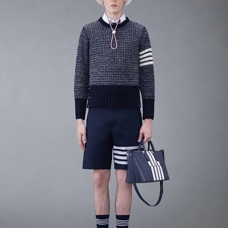 Lookbook THOM BROWNE SS24 海軍藍四條紋套頭毛衣。 MKA489A-Y1506-415