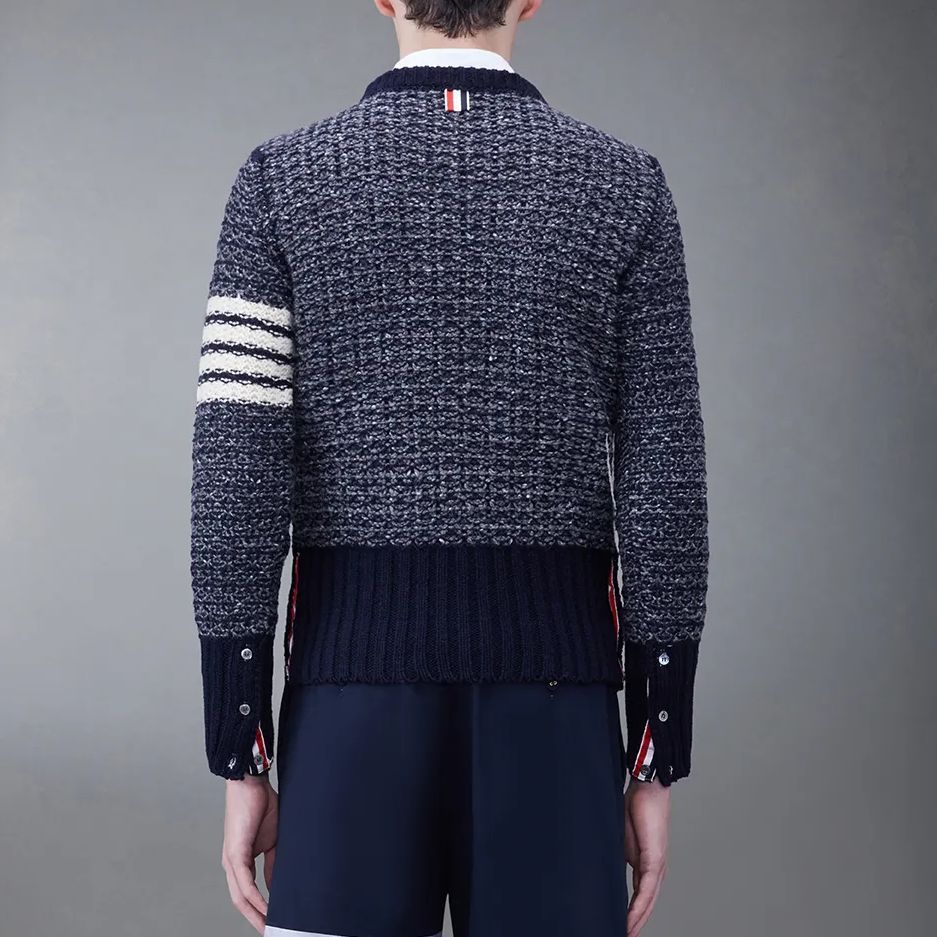 Shop THOM BROWNE SS24 海軍藍四條紋套頭毛衣。 MKA489A-Y1506-415