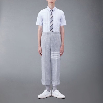 Thom Browne Kemeja Lengan Pendek Garis Biru Pria Kasual. MWS314A-F0526-460 Lookbook Thom Browne Kemeja Lengan Pendek Garis Biru Pria Kasual. MWS314A-F0526-460