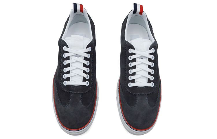Lookbook Sneaker Rendah Thom Browne Stripe 'Abu Gelap' MFD242A03050025