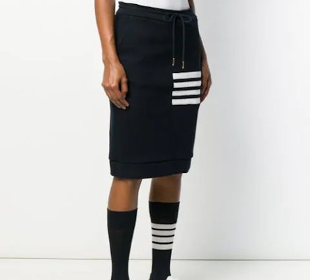 Thom Browne Rok Rajut Garis Hitam Edisi Kembali ke Sekolah FJK023A-06452-415 Lookbook Thom Browne Rok Rajut Garis Hitam Edisi Kembali ke Sekolah FJK023A-06452-415