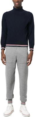 Thom Browne Sweater Navy Lengan Panjang Turtleneck dengan Trim Garis. MKA484A-Y2001-415 Shop Thom Browne Sweater Navy Lengan Panjang Turtleneck dengan Trim Garis. MKA484A-Y2001-415