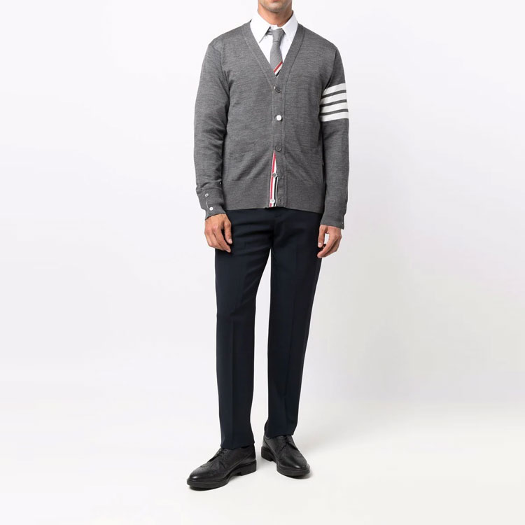 Lookbook THOM BROWNE Cardigan Rajut Wool Abu-Abu dengan Garis Fall/Winter. MKC002A-Y1014-022