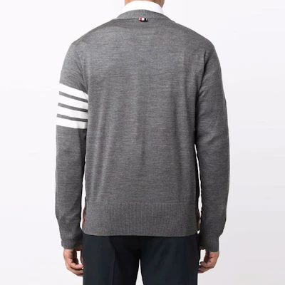 THOM BROWNE Cardigan Rajut Wool Abu-Abu dengan Garis Fall/Winter. MKC002A-Y1014-022 Shop THOM BROWNE Cardigan Rajut Wool Abu-Abu dengan Garis Fall/Winter. MKC002A-Y1014-022