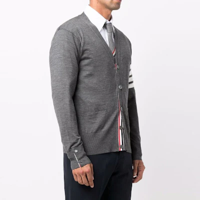 THOM BROWNE Cardigan Rajut Wool Abu-Abu dengan Garis Fall/Winter. MKC002A-Y1014-022 Purchase THOM BROWNE Cardigan Rajut Wool Abu-Abu dengan Garis Fall/Winter. MKC002A-Y1014-022