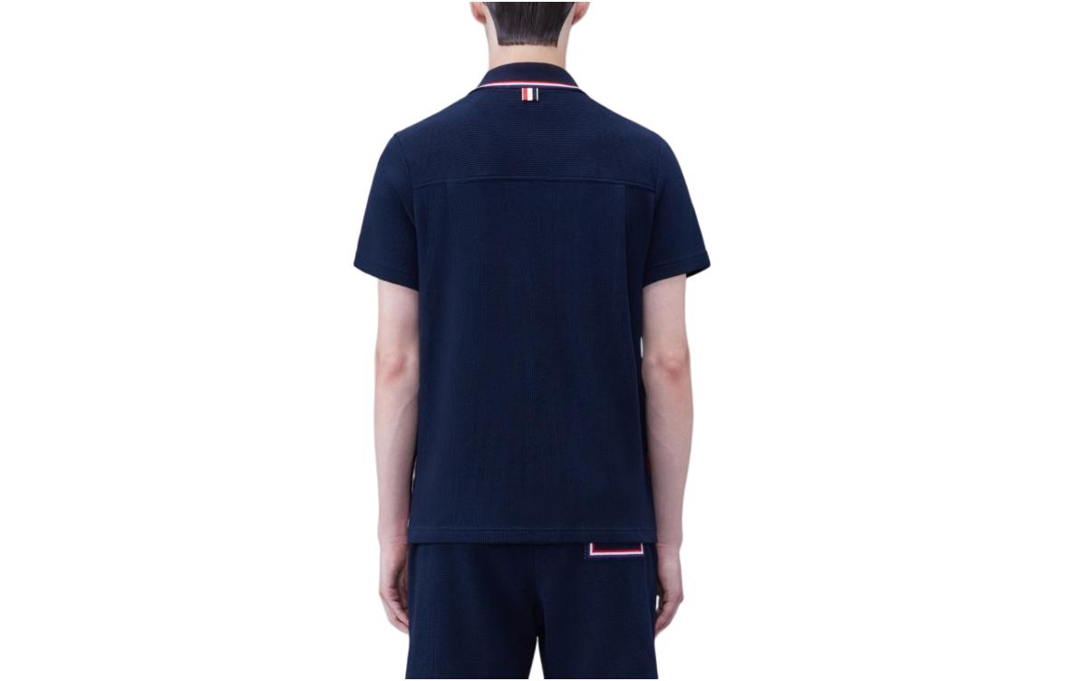Lookbook THOM BROWNE Polo Lengan Pendek Katun Tekstur Navy Biru. MJS241A-J0114-415