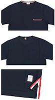 Shop THOM BROWNE 海軍藍夏季三色飾條緞面口袋短袖T恤 MJS010A-01454-415