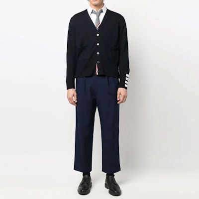 Suéter de Punto con Cuello en V a Rayas Azul Thom Browne. MKC378A-Y1002-415 Lookbook Suéter de Punto con Cuello en V a Rayas Azul Thom Browne. MKC378A-Y1002-415