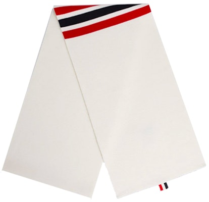 Thom Browne Syal Wol Merino Putih dengan Trim Pita Bergaris 4-Bar. MKS078A00014100 Lookbook Thom Browne Syal Wol Merino Putih dengan Trim Pita Bergaris 4-Bar. MKS078A00014100