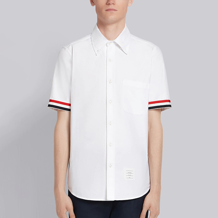 Lookbook Thom Browne Kemeja Putih Lengan Pendek dengan Manset Garis. MWS245A-00139-100