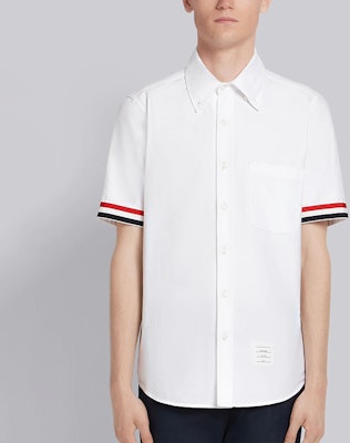 Thom Browne Kemeja Putih Lengan Pendek dengan Manset Garis. MWS245A-00139-100 Lookbook Thom Browne Kemeja Putih Lengan Pendek dengan Manset Garis. MWS245A-00139-100