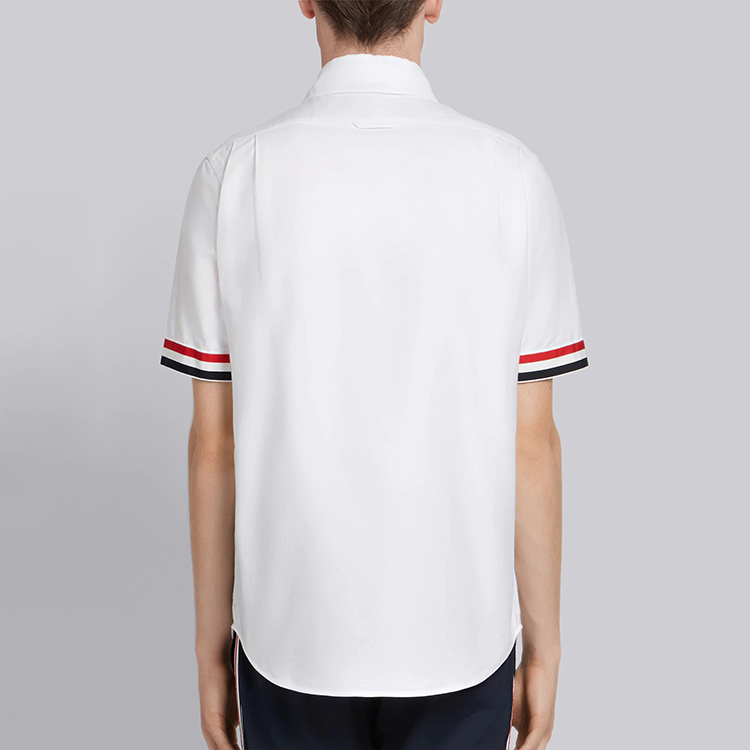 Purchase Thom Browne Kemeja Putih Lengan Pendek dengan Manset Garis. MWS245A-00139-100