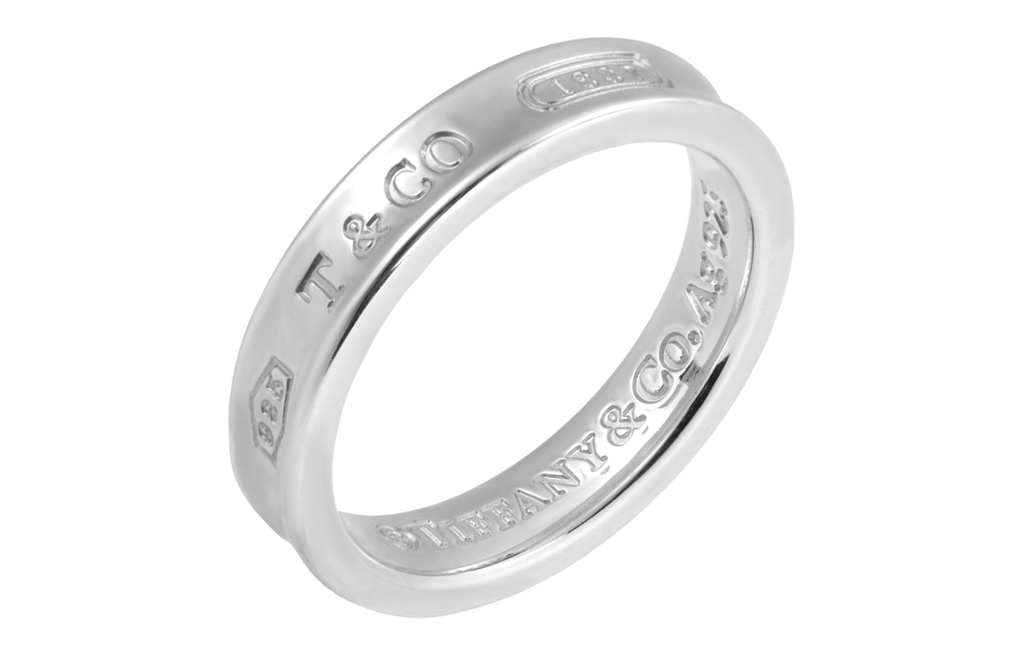 Lookbook Cincin Perak Tiffany & Co. 1837® Uniseks Pasangan dengan Ukiran Huruf. 22993771