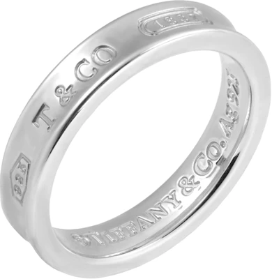 Cincin Perak Tiffany & Co. 1837® Uniseks Pasangan dengan Ukiran Huruf. 22993771 Lookbook Cincin Perak Tiffany & Co. 1837® Uniseks Pasangan dengan Ukiran Huruf. 22993771