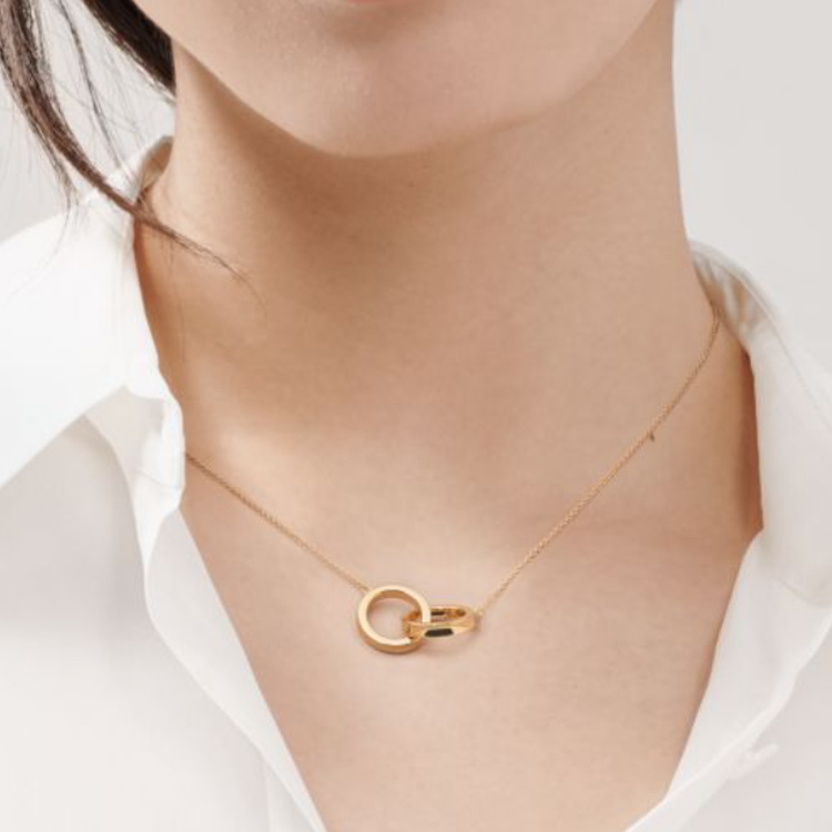 Shop ティファニー 1837 コレクション クラスプ フープ 18K ゴールド ネックレス ユニセックス 23579197