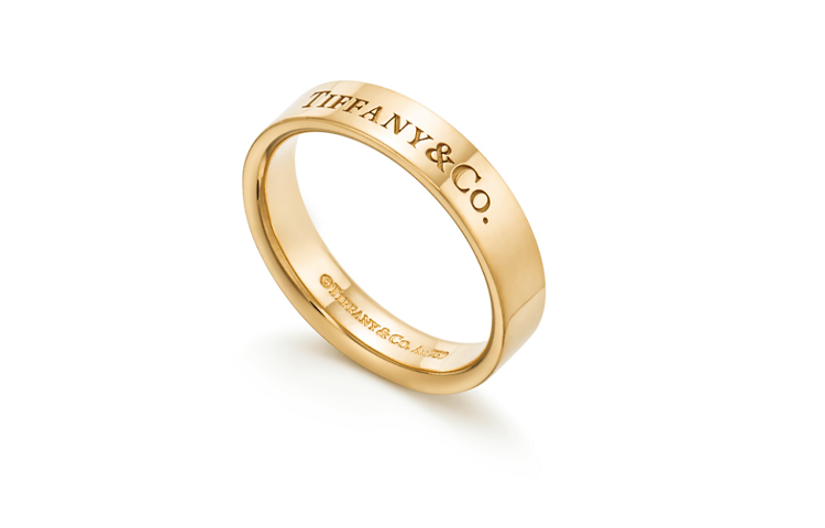 Lookbook Tiffany & Co. 18K Gold 4mm Wide Letter Logo Ring Unisex Couple's Yellow Band. GRP10242