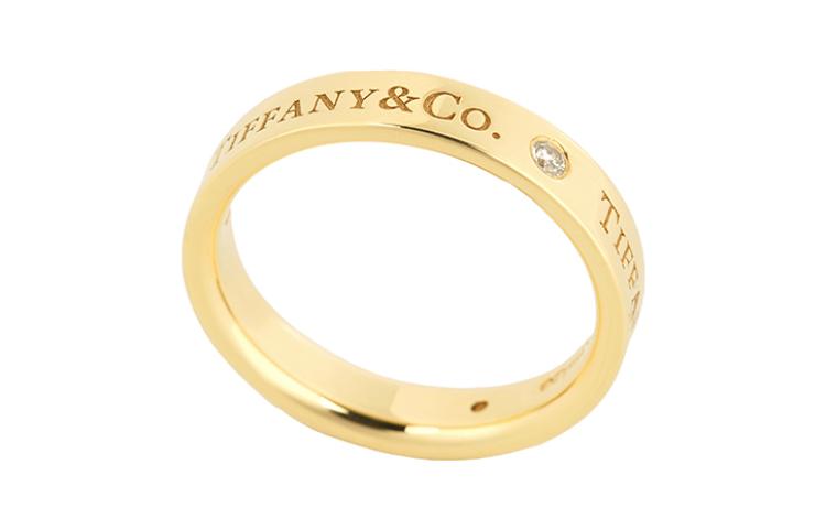 Lookbook Cincin Tiffany & Co. 18k Emas Huruf Ukir Unisex Perhiasan Pasangan. GRP10240