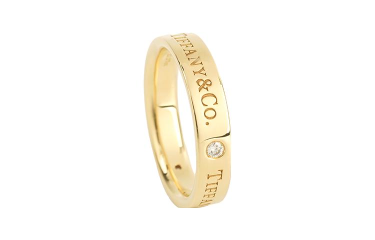 Shop Cincin Tiffany & Co. 18k Emas Huruf Ukir Unisex Perhiasan Pasangan. GRP10240
