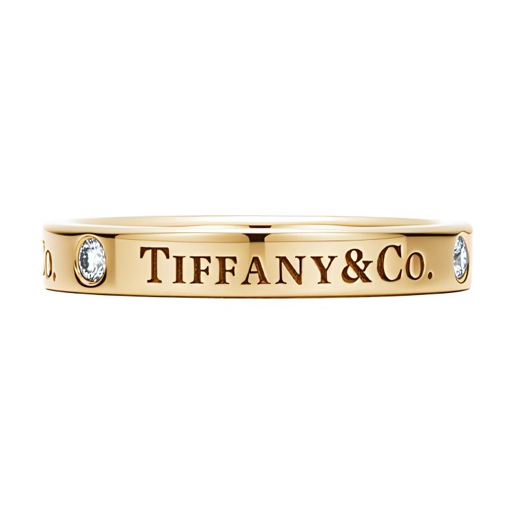 Tiffany & Co. 18K Gold Engraved Letter Band Unisex Couple Ring - Gold. GRP10241