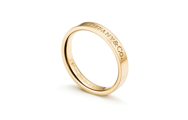 Lookbook Tiffany & Co. 18K Gold Engraved Ring Unisex Couple Style 60000615