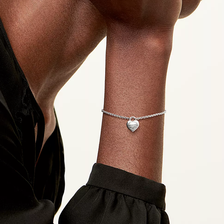 Shop TIFFANY & CO. 愛心造型925銀手鍊 情侶設計 男女通用 - 銀色 GRP12566