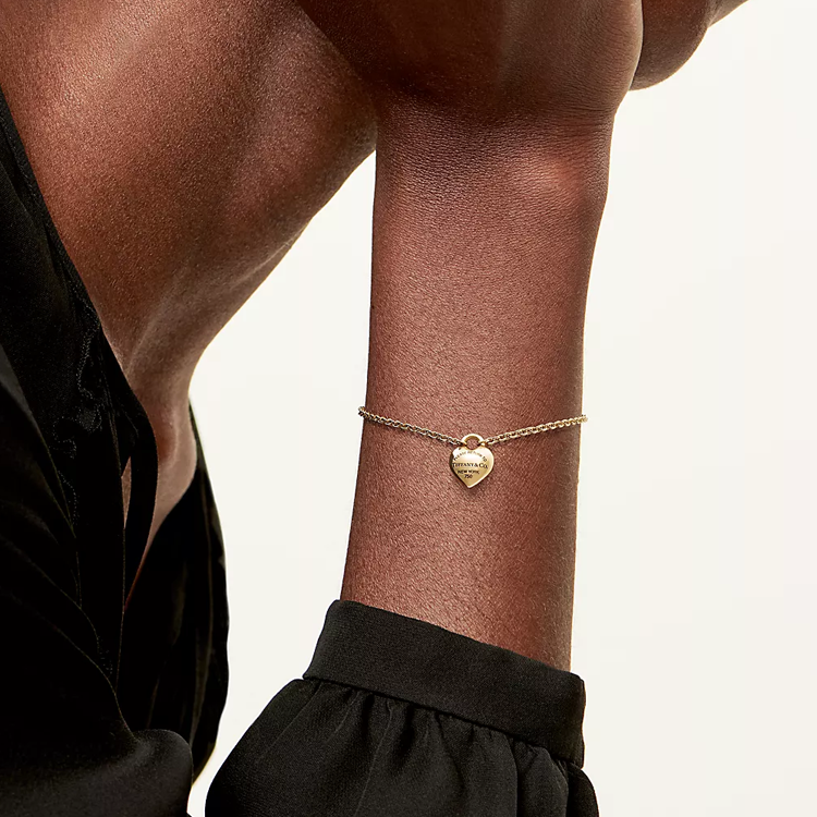 Shop TIFFANY & CO. 愛心18K黃金手鍊 金色 情侶款 男女通用款式 GRP12571