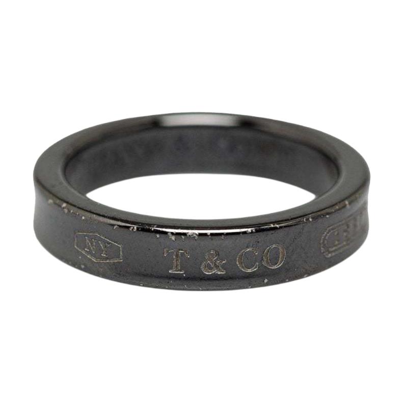 Lookbook TIFFANY & CO. 經典LOGO設計金屬灰色情侶對戒 - 男女通用 ADVDJSTCYZ6ZHY3X