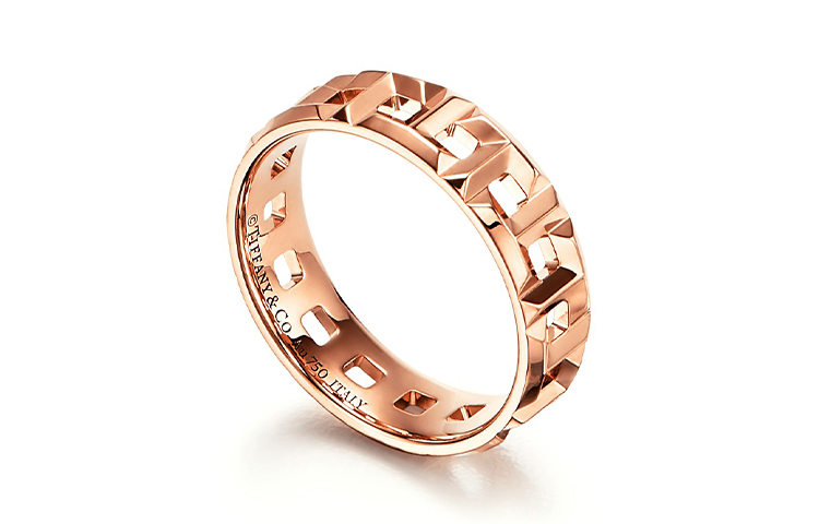 Lookbook Tiffany & Co. T 系列 18K 玫瑰金寬版戒指 情侶對戒首飾 GRP10610