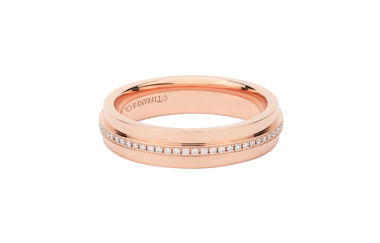 Lookbook TIFFANY & CO. T系列窄版18K玫瑰金鑽石戒指 中性情侶款式 GRP09678