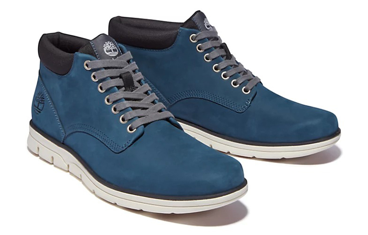 Shop Timberland 布拉德街 蓝色楚卡靴 A2GURBZ4