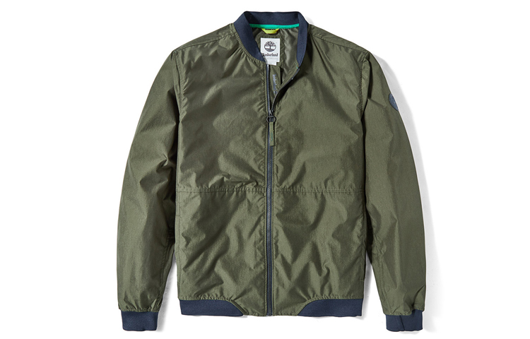 Lookbook Chaqueta Bomber Timberland Verde Militar de Moda para Exteriores A29S9A58