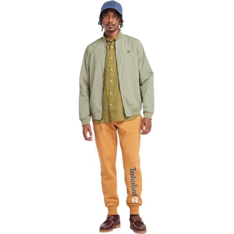 Lookbook Chaqueta Bomber Impermeable Timberland para Exteriores Color Verde Cassel A4235-590