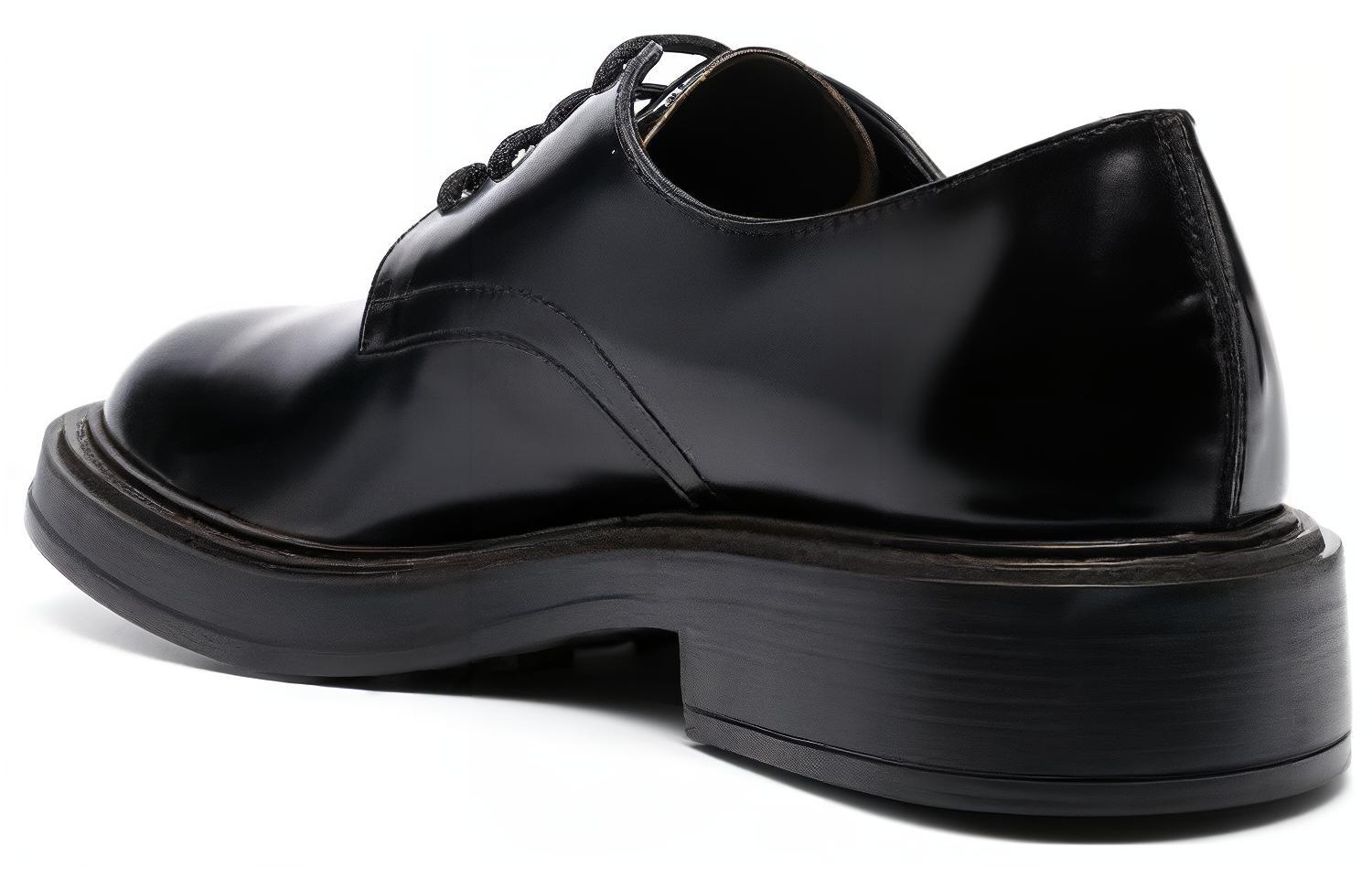 Shop TOD'S レザーローカットスニーカー (ブラック) XXM61K00C21SOOB999