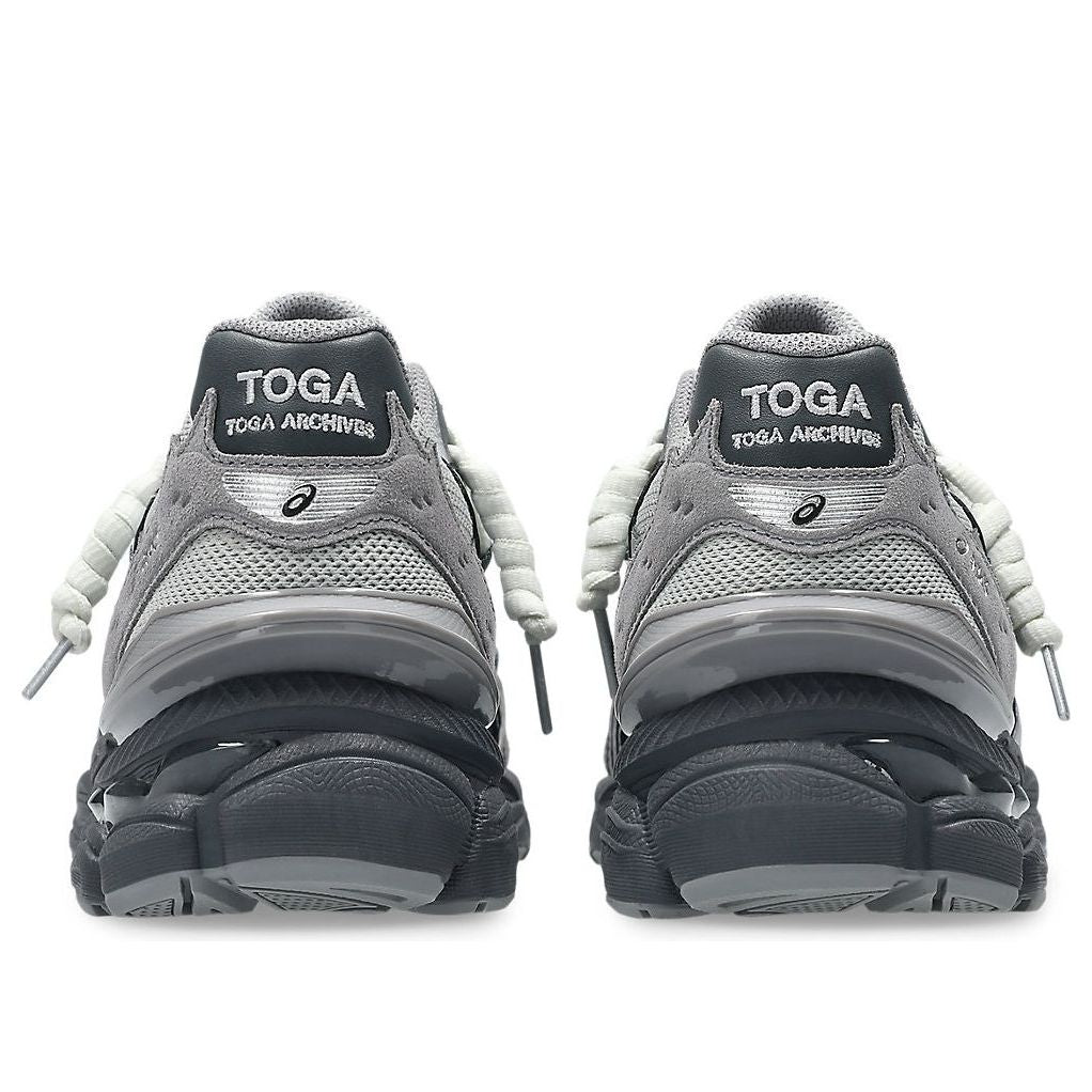 Shop TOGA x ASICS ゲルキュムラス 16 TG ''グレー ブラック ピュアシルバー'' 1203A838-020