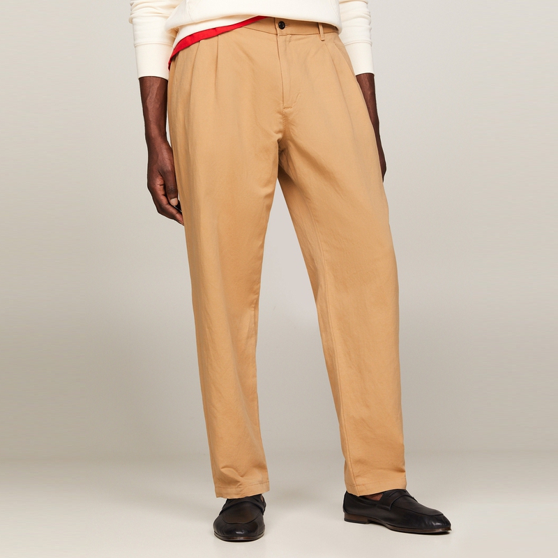 Shop Tommy Hilfiger 经典标志修身休闲麻棉混纺裤. MW0MW34496