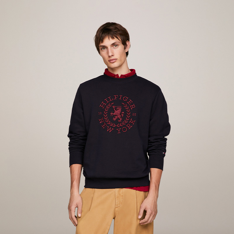 Shop 汤米·希尔费格 刺绣徽章纯棉休闲圆领卫衣 MW0MW33651