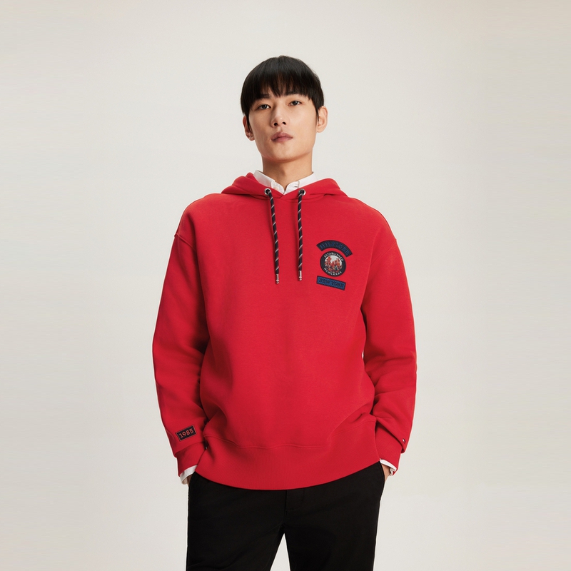 Shop 汤米希尔费格刺绣徽章抓绒连帽衫亮红色 MW0MW32676