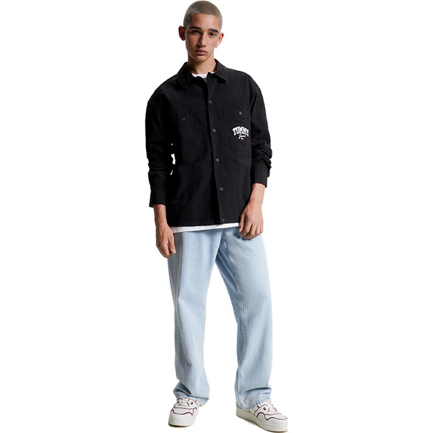 Lookbook Chaqueta Camisa Tommy Hilfiger Loose Fit con Botones a Presión y Estampado Logo. DM0DM17240