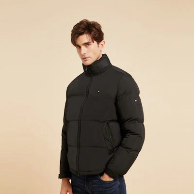 타미 힐피거 미니멀리스트 스탠드 칼라 다운 패딩 재킷 코트. XM0XM02541 Shop 타미 힐피거 미니멀리스트 스탠드 칼라 다운 패딩 재킷 코트. XM0XM02541