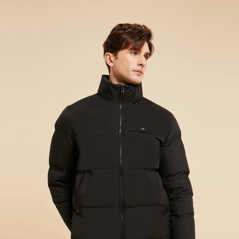 Sizing 타미 힐피거 미니멀리스트 스탠드 칼라 다운 패딩 재킷 코트. XM0XM02541